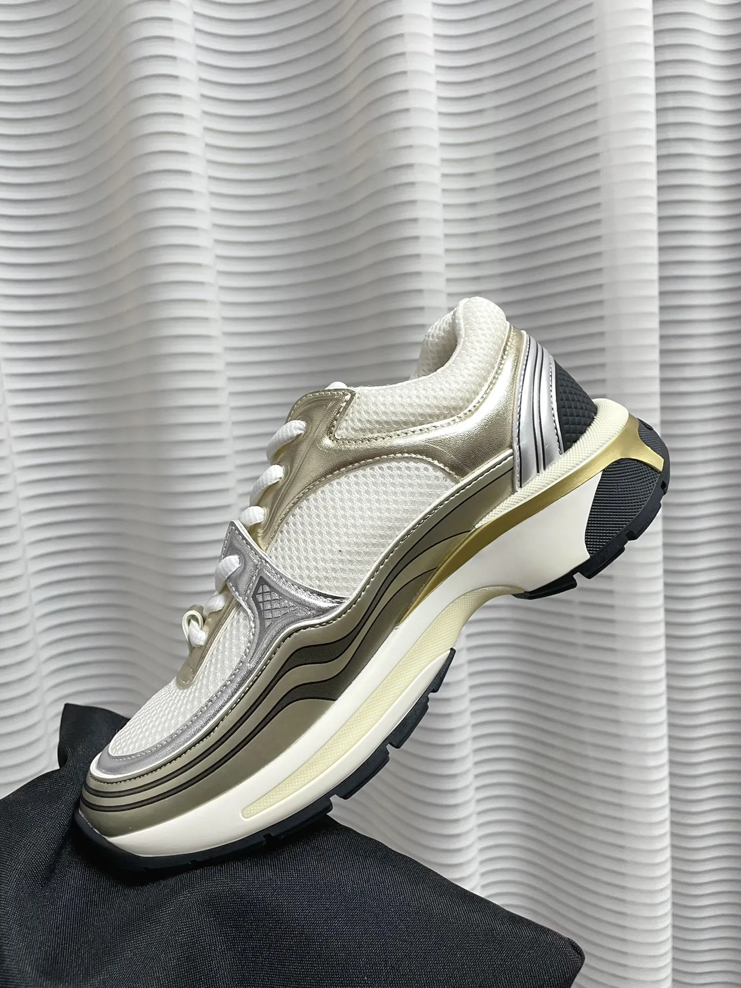 👟👟Ex-factory price 640👟👟 (Full set of packaging details, outsole perfectly combined, different from outside currency) Silver Horn King Xiaoxiang Chanel Chanel 2023 Early Spring Vacation Series The latest casual sports shoes are incomparably beautiful and easy to wear. Very light, the inside is also super soft, super comfortable, the upper is breathable design, the color is high-end and durable, versatile Upper: cowhide and cloth stitching Lining: breathable mesh, original foam combination outsole, size: 35-40